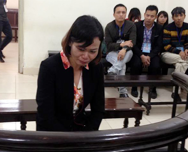 Cô gái nhận cái kết đắng vì xách giúp trai lạ hộp bánh