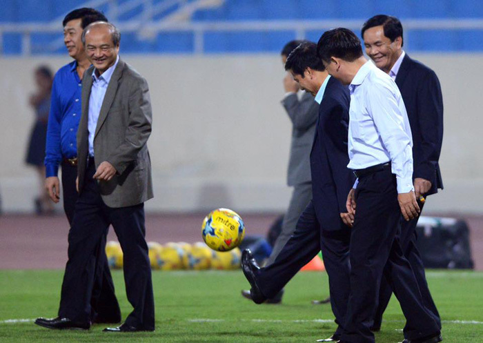 Bộ trưởng Nguyễn Ngọc Thiện tâng bóng khiến Công Vinh, Công Phượng tròn mắt