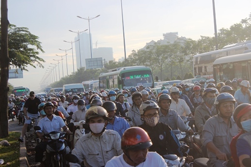 Xe container đâm dải phân cách, cửa ngõ đông Sài Gòn tê liệt