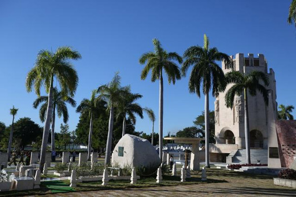 Ngôi mộ bằng đá của lãnh tụ Cuba Fidel Castro