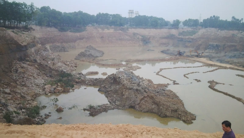 Hàng triệu khối đất sát sân bay Nội Bài bị múc bán