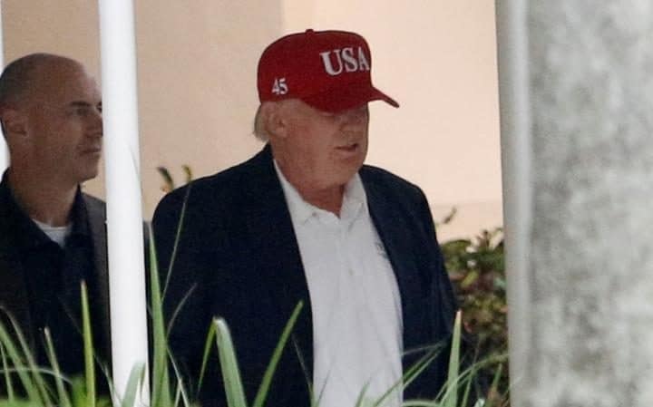 Trump bán mũ tổng thống