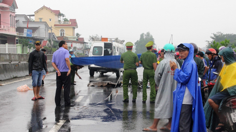 Ô tô biển xanh đâm chết người rồi bỏ trốn