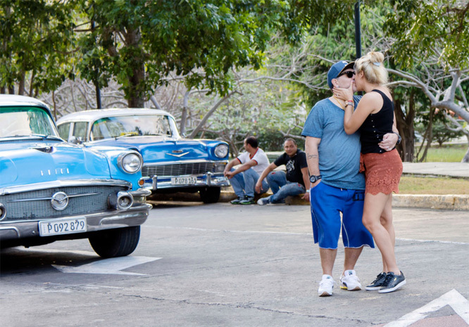 Maradona hôn say đắm người yêu kém 30 tuổi