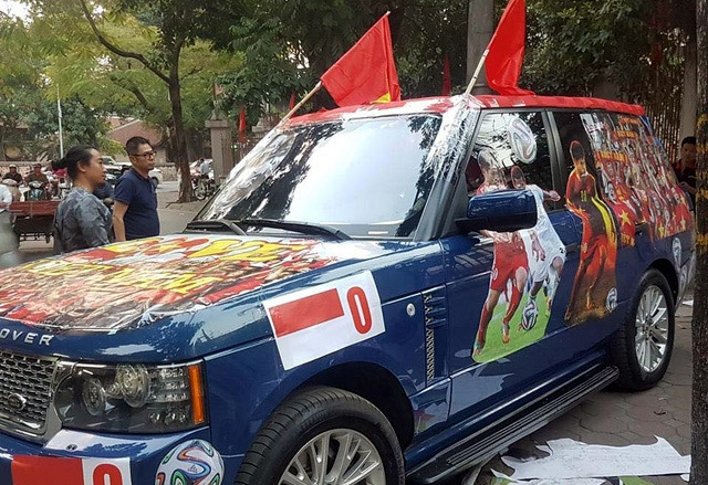 Xôn xao tay chơi Hà thành dùng Range Rover làm xe cổ vũ tuyển Việt Nam