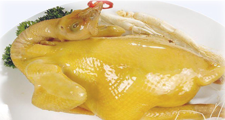 Đây chính là mẹo luộc gà vàng ươm, căng bóng các nhà hàng vẫn giấu bí quyết