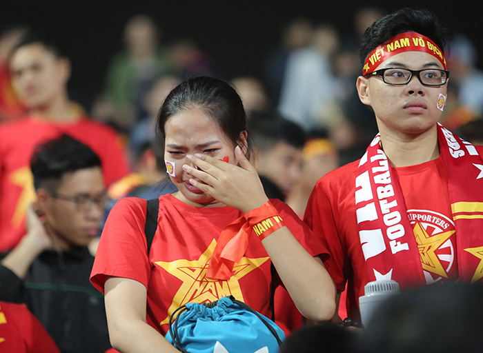 Thầy trò Hữu Thắng nghẹn ngào, fan nữ đẫm lệ vì tuyển Việt Nam