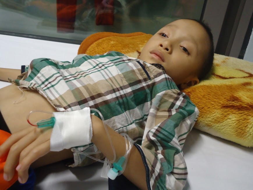 Không có 70 triệu đồng mổ tim, tính mạng bé trai nguy kịch