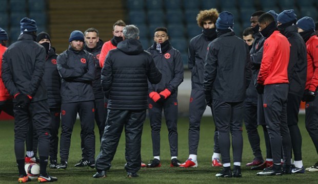 Thầy trò Mourinho bị 