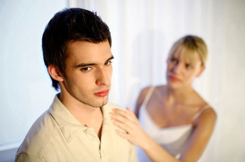 Bồ trẻ thủ thỉ êm tai, chồng tôi dài lưng trả nợ