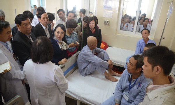 Bộ trưởng: 4 bác sĩ ngồi 1 giường có chịu được không?