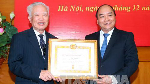 Trao Huy hiệu 55 năm tuổi Đảng cho nguyên Phó Thủ tướng Vũ Khoan