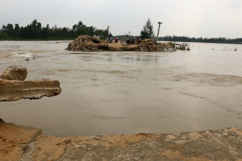 Mưa lũ miền Trung: Cuốn phăng đường độc đạo, dân bị cô lập