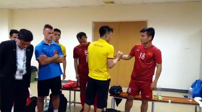 Công Vinh, Thành Lương nức nở chia tay đội tuyển