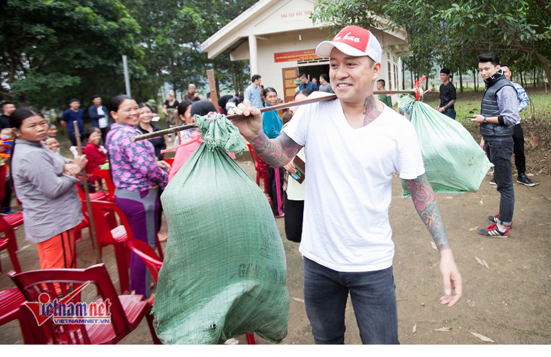Tuấn Hưng hì hục bắt lợn và gánh lợn hộ bà bầu