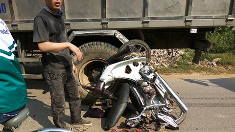 Bị hất văng vào gầm xe tải, nam thanh niên thoát chết thần kỳ