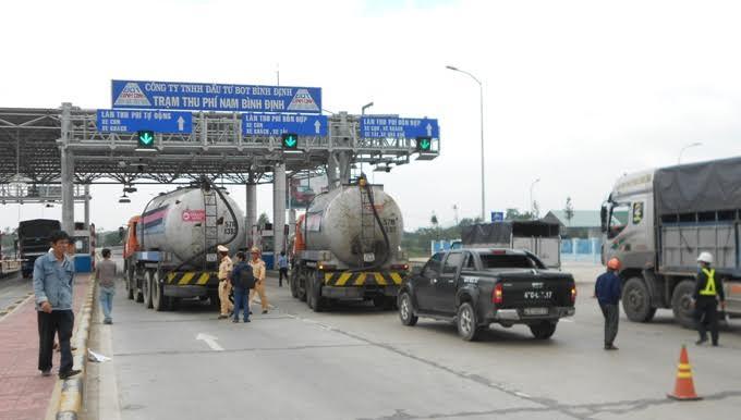 4 xe bồn nhựa đường chặn trạm thu phí để… đòi nợ