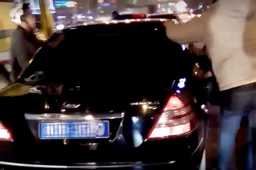 Hà Nội: Truy đuổi xe biển xanh gây tai nạn bỏ chạy