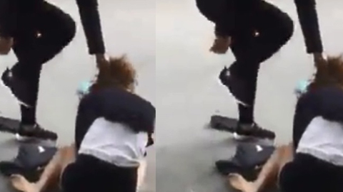 Nữ nhân viên bảo hiểm bị đánh ghen, quỳ xin lỗi giữa phố