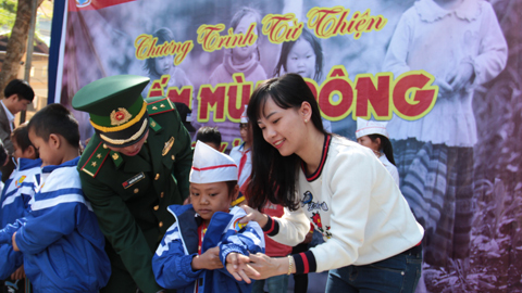 Hơn 1.000 áo ấm đến với học sinh vùng biên giới