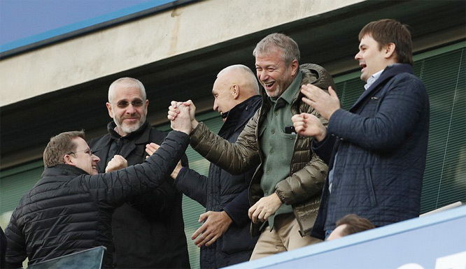 Abramovich cười tươi rói mừng Chelsea chiến thắng