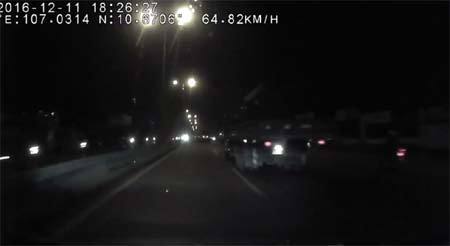 Lao vào đường ngược chiều - Đi xe máy hay tự sát?