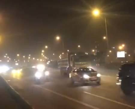 Hoảng hồn xe tải đi giật lùi trên Đại lộ Thăng Long