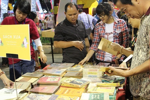 Nhiều hiện vật tưởng tuyệt bản được trưng bày tại Phiên chợ sách xưa