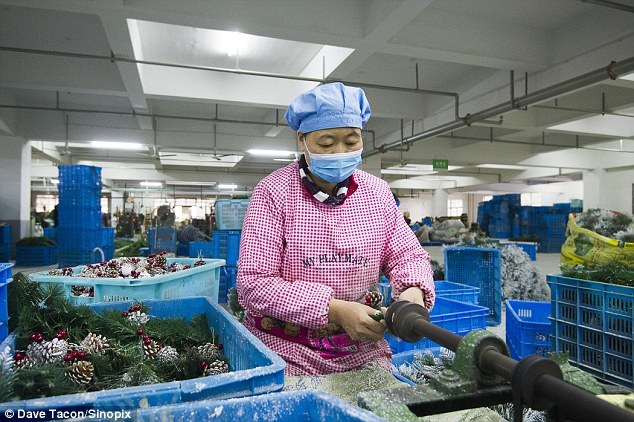 Góc khuất ở nơi làm đồ Giáng sinh lớn nhất thế giới