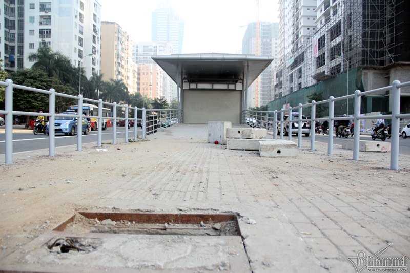 Cảnh khó tin ở nhà chờ xe buýt 5 sao