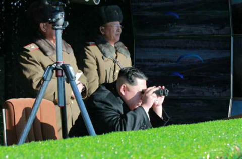 Jong Un chỉ đạo diễn tập đánh Hàn, 'Nhà Xanh' khói lửa mịt mù