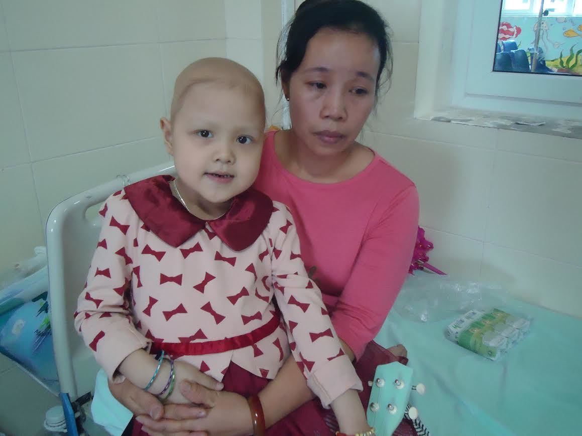 Xót xa bé gái ung thư thận vẫn cố cười thật tươi cho mẹ khỏi buồn