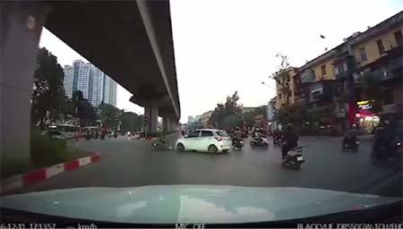 Ôtô sang đường ẩu, tông văng người đi xe máy