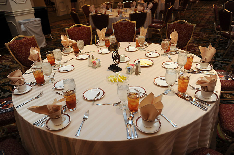 13 phép tắc cần biết trên bàn tiệc làm ăn