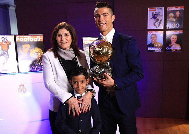 Quả bóng vàng 2016: Ronaldo tung chiêu về cáo buộc trốn thuế