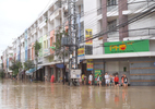 Nha Trang tê liệt vì ngập lụt khắp nơi
