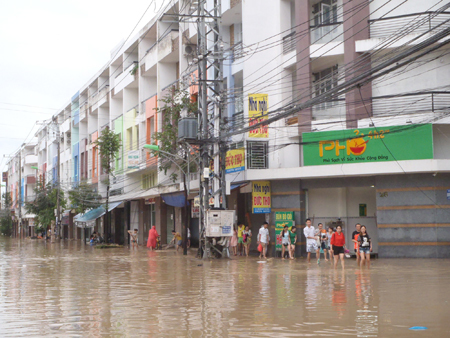 Nha Trang tê liệt vì ngập lụt khắp nơi