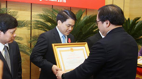 Ông Nguyễn Đức Chung nhận huân chương Lao động hạng nhất