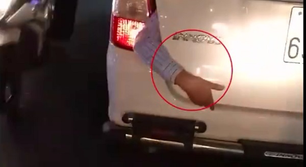 Sự thật vụ cánh tay người kẹp sau xe taxi trên phố
