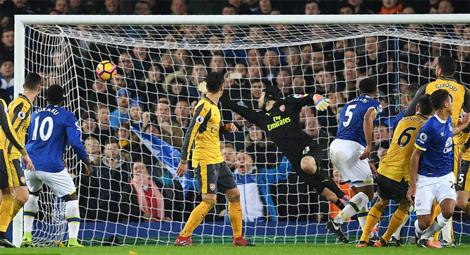 Thua ngược Everton, Arsenal 