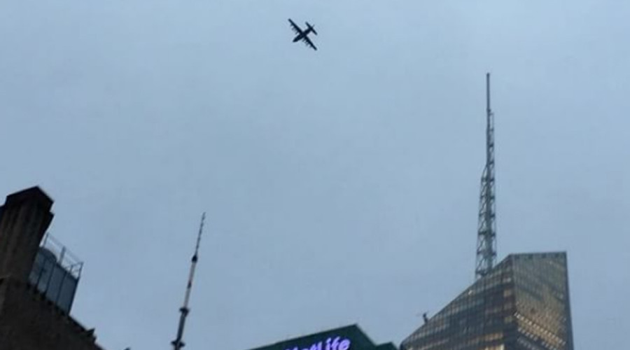 Máy bay khổng lồ lượn quanh New York khiến nhiều người lo sợ