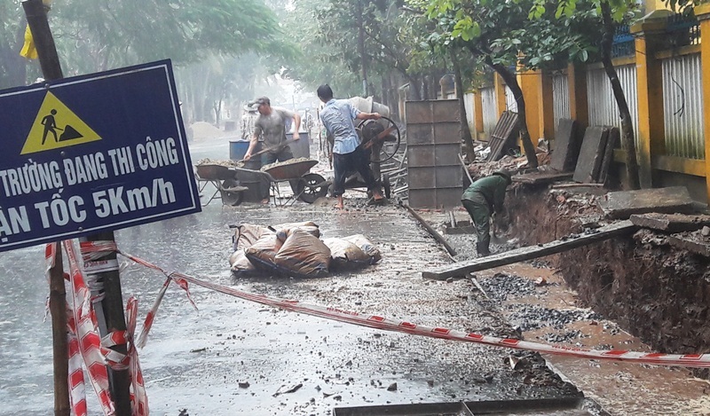 Chủ tịch TP yêu cầu dừng, chủ thầu vẫn thảm bê tông dưới mưa lũ