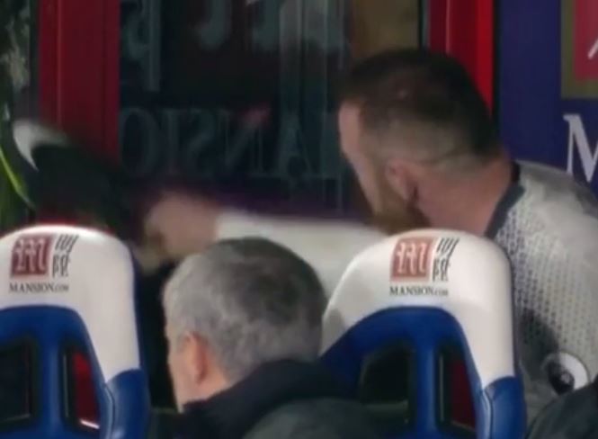Rooney tức giận đập giày khiến Mourinho tái mặt