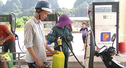 Chuyện lạ: Can lớn can bé đi mua xăng như bia hơi
