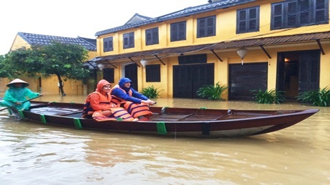 Hội An chìm trong nước lũ, du khách bơi thuyền dạo phố