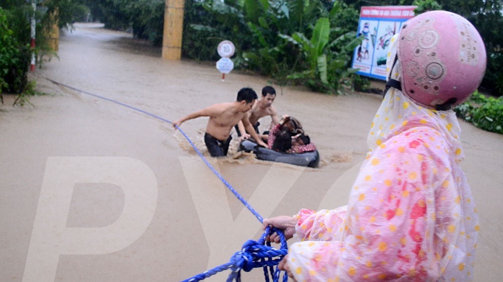 Tặng bằng khen cho các cô giáo mầm non cứu trẻ