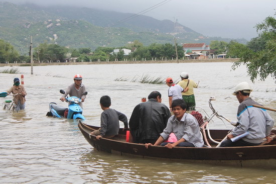 Hôm nay miền Trung hứng chịu lũ đặc biệt lớn