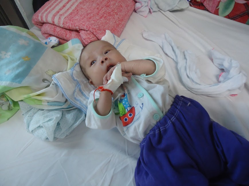Mẹ không biết chữ, bố phụ hồ, không tiền chữa bệnh tim
