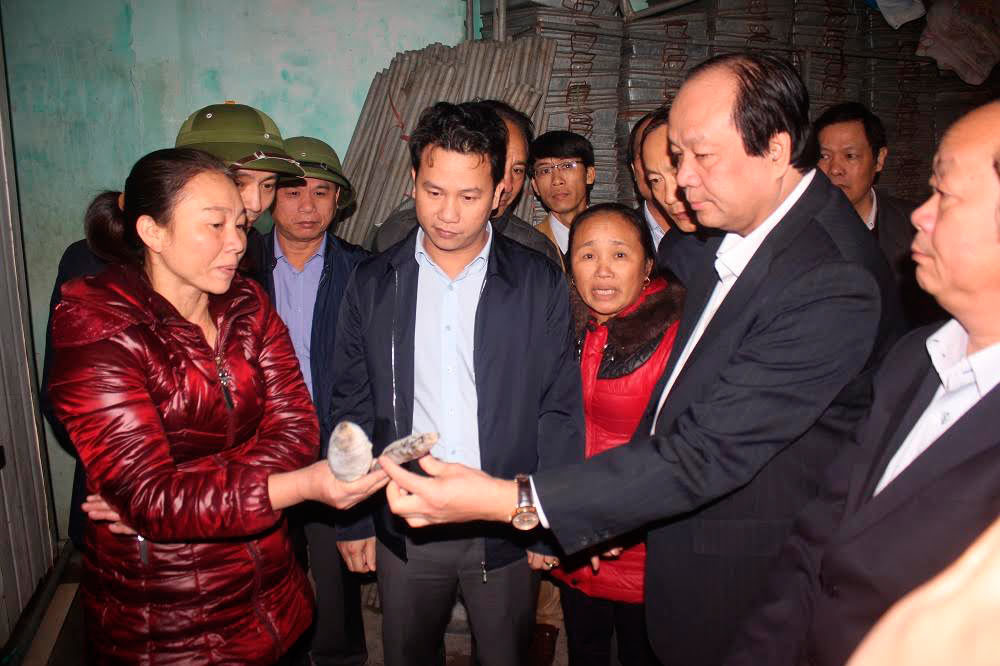 Bộ trưởng thăm khu tiêu hủy hải sản nhiễm độc ở Hà Tĩnh