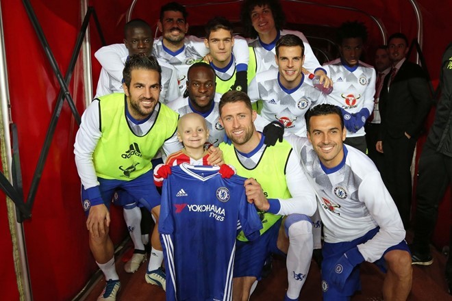 Cậu bé ung thư thỏa ước mơ chơi bóng với thần tượng